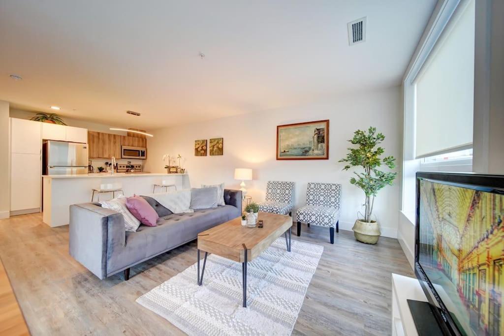 Luxurious Modern 2Br Condo Sleeps 5 Coffee, Ac, Wifi Halifax Eksteriør bilde