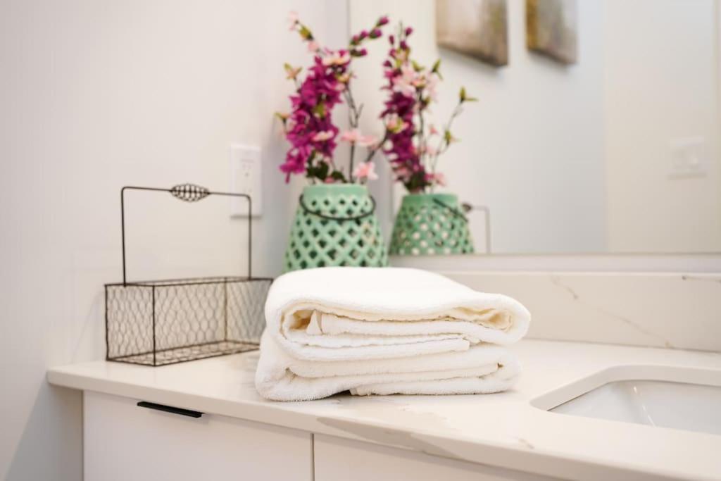 Luxurious Modern 2Br Condo Sleeps 5 Coffee, Ac, Wifi Halifax Eksteriør bilde