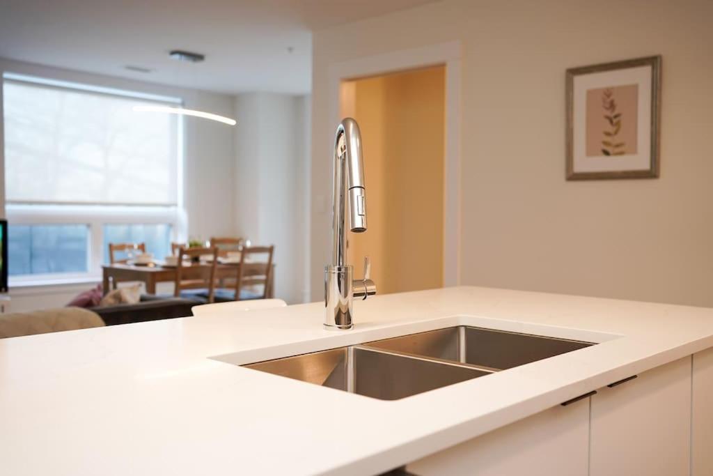 Luxurious Modern 2Br Condo Sleeps 5 Coffee, Ac, Wifi Halifax Eksteriør bilde