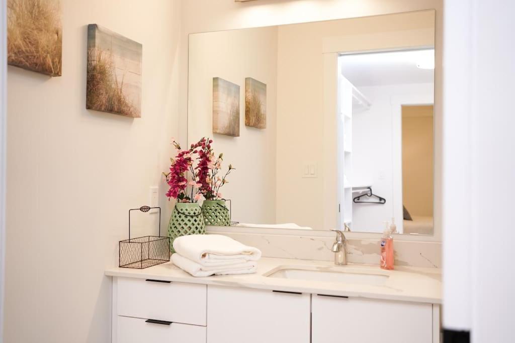Luxurious Modern 2Br Condo Sleeps 5 Coffee, Ac, Wifi Halifax Eksteriør bilde