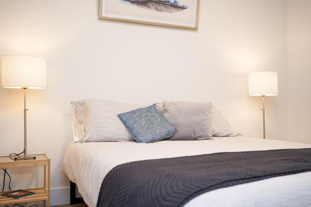 Luxurious Modern 2Br Condo Sleeps 5 Coffee, Ac, Wifi Halifax Eksteriør bilde