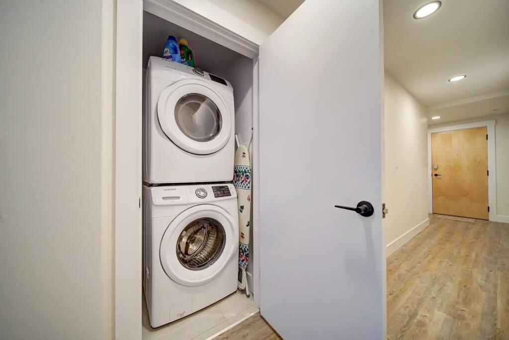 Luxurious Modern 2Br Condo Sleeps 5 Coffee, Ac, Wifi Halifax Eksteriør bilde