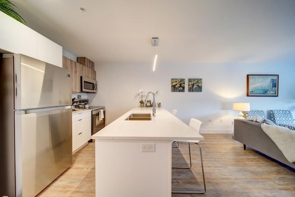Luxurious Modern 2Br Condo Sleeps 5 Coffee, Ac, Wifi Halifax Eksteriør bilde
