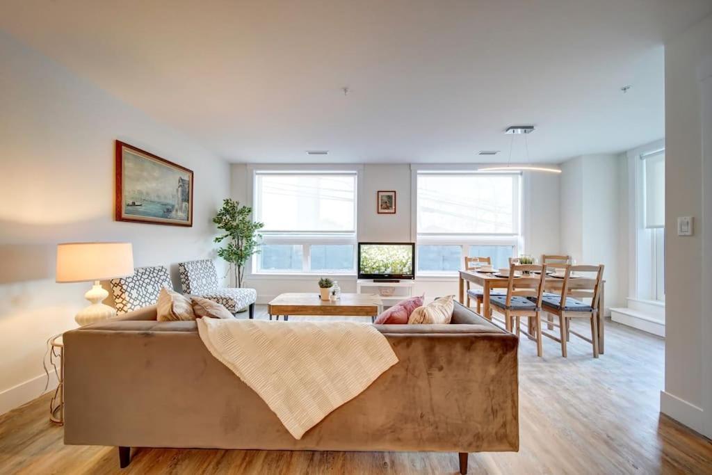 Luxurious Modern 2Br Condo Sleeps 5 Coffee, Ac, Wifi Halifax Eksteriør bilde